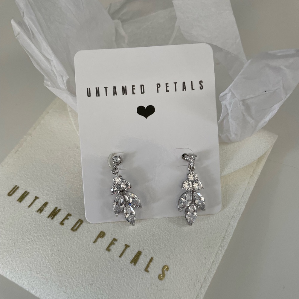 Untamed Petals Vania earrings